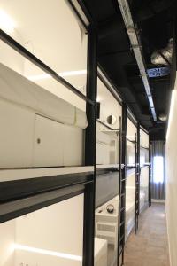 Palanda nebo palandy na pokoji v ubytování M Pods Malaga