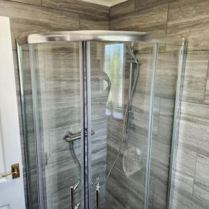 W łazience znajduje się prysznic ze szklanymi drzwiami. w obiekcie Sunny South Shields House w mieście Jarrow