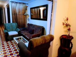 a living room with two chairs and a couch at HOSTAL LA PAZ in Antigua Guatemala
