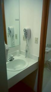 萊文沃思的住宿－楔形山旅館，浴室配有盥洗盆和吹风机