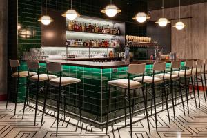 Lounge nebo bar v ubytování Delta Hotels by Marriott Vancouver Downtown Suites