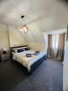 una camera con un grande letto e una finestra di Family Marine Apartment with Sea View a Dawlish