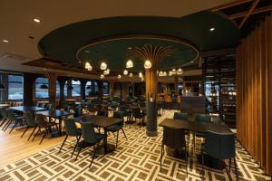 une salle à manger avec des tables et des chaises dans un restaurant dans l'établissement Hôtel Universel, Centre de congrès Rivière-du-Loup, à Rivière-du-Loup