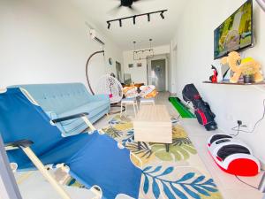 une salle d'hôpital avec un canapé bleu et des chaises dans l'établissement Proboscis Guest House, à Sandakan
