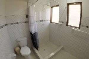 une salle de bain blanche avec douche et toilettes dans l'établissement Centric & cozy apartment with Garage, à Cusco 16 autres photos