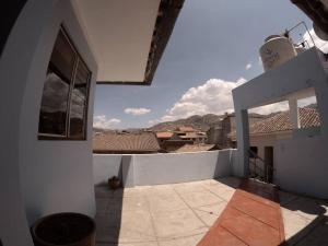 un balcon d'une maison avec vue sur la ville dans l'établissement Centric & cozy apartment with Garage, à Cusco