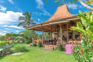 uma casa com um pavilhão num jardim em Bali Sawah Indah em Ubud