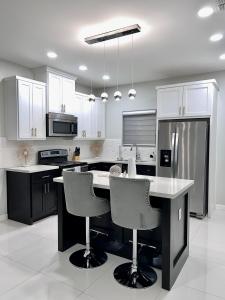 A kitchen or kitchenette at Luxurious Modern Apartment #2