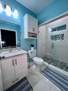 A bathroom at Luxurious Modern Apartment #2