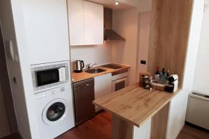 a small kitchen with a washing machine and a washer at Loft para soñar y explorar Madrid entero para tí! in Madrid