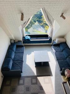 una vista aérea de una sala de estar con sofá y ventana en ザ・ヴィレッジアルファ, en Tomamu