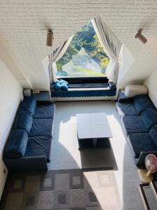 an overhead view of a living room with a couch and a window at ザ・ヴィレッジアルファ in Tomamu