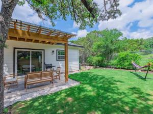 - un patio avec deux bancs et un hamac dans la cour dans l'établissement Luxury cottage, à San Antonio