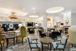 Ruang duduk di Protea Hotel by Marriott Johannesburg Balalaika Sandton