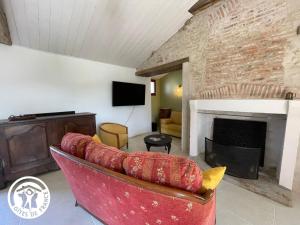 uma sala de estar com um sofá e uma lareira em Gîte Challans, 4 pièces, 8 personnes - FR-1-426-531 em Challans