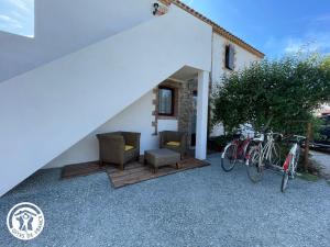 a group of bikes parked next to a house at Gîte rénové avec piscine chauffée et jardin clos, à proximité des plages et de la campagne bio. - FR-1-426-531 in Challans
