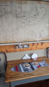 SeaWatch Bed & Breakfast في هاليفاكس: طاولة خشبية عليها طبقين من الطعام