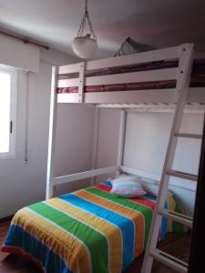 1 dormitorio con litera y escalera en Villa Manolo, en Guadarrama