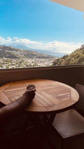 Una mesa en una habitación con vistas a las montañas en Papeete appartement entier à 10 min de L'aéroport, en Papeete