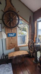 um quarto com uma roda e um banco num quarto em SeaWatch Bed & Breakfast em Halifax