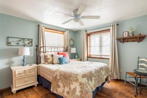 1 dormitorio con 1 cama y ventilador de techo en Red Rooster Family Cabin w/Hot Tub+Fire Pit+View, en Franklin
