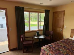 Postel nebo postele na pokoji v ubytování All Star Inn & Suites