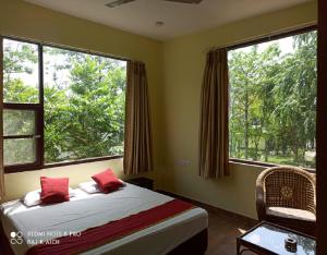 - une chambre avec un lit et 2 grandes fenêtres dans l'établissement Nalgarh Retreat - JUNGLE RESORT by StayApart, à Uttar Simlabari
