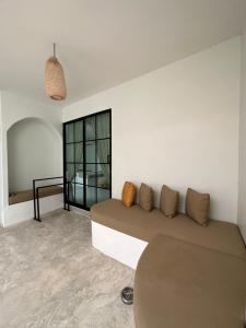 ein Wohnzimmer mit einem Sofa und einem Tisch in der Unterkunft Kala Krang Nueng in Ko Samed