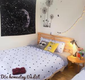 Postel nebo postele na pokoji v ubytování Dốc homestay Đà Lạt
