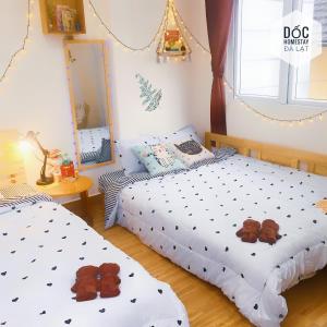 Postel nebo postele na pokoji v ubytování Dốc homestay Đà Lạt