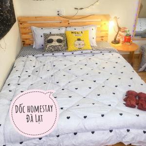 Postel nebo postele na pokoji v ubytování Dốc homestay Đà Lạt