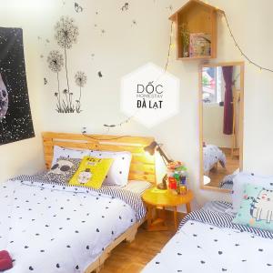 Postel nebo postele na pokoji v ubytování Dốc homestay Đà Lạt