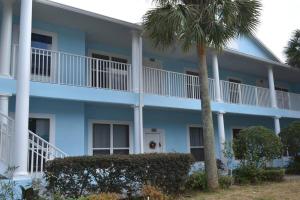 un bâtiment bleu avec des palmiers devant lui dans l'établissement Mejor ubicacion y confort Best location & comfort, à Orlando