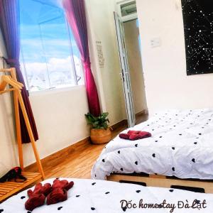 Postel nebo postele na pokoji v ubytování Dốc homestay Đà Lạt
