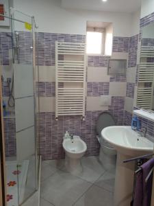 La salle de bains est pourvue de toilettes, d'un lavabo et d'une douche. dans l'établissement Casa orchidea, à Gênes