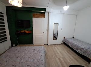 una habitación vacía con una cama y una puerta en MAGALLANES en Ushuaia