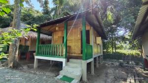 een klein huis met een rieten dak bij Nature Hunt Eco Camp in Kāziranga