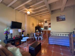 a living room with a couch and a table at Hermoso Apartamento en Marcala in Marcala