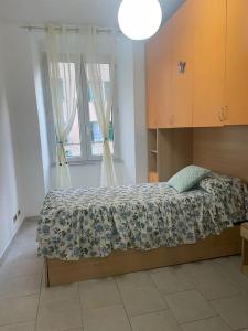una camera con letto e finestra di Brezza Marina 3021 a Genova
