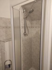 una doccia con porta in vetro in bagno di Brezza Marina 3021 a Genova