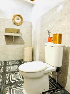 bagno con servizi igienici bianchi in camera di Bunbulan Panorama a Kintamani