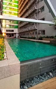 une piscine au milieu d'un immeuble dans l'établissement The SCENIC: Comfortable living by Awsom Phil, à Manille