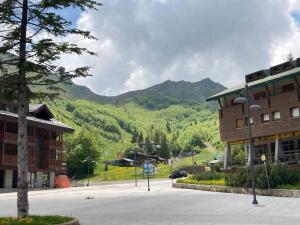 una ciudad con una montaña en el fondo en Appartamento Val di Luce Relax Cristallo, en Abetone