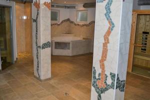 瓦格赖恩Exklusives Apt mit 3 Schlafzimmern & 3 Bädern的客房内设有带水槽和浴缸的浴室 更多7张照片