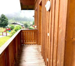 a wooden walkway on a house with a window at Exklusives Apt mit 3 Schlafzimmern & 3 Bädern in Wagrain