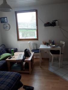 een kamer met een bureau, een tafel en een raam bij Bungalow Usedom in Ostseebad Koserow