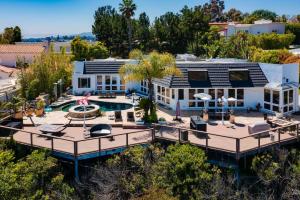 een luchtzicht op een huis met een zwembad bij Beverly Hills City View Mansion in Los Angeles