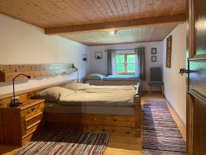 Posteľ alebo postele v izbe v ubytovaní Appartement Josef im Bauernhaus Edt