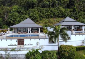 una vista aérea de una casa con piscina en Kulraya Villas - Luxury Serviced Pool Villas (A) en Ko Lanta