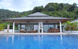 einem Pavillon mit Pool vor einem Haus in der Unterkunft Kulraya Villas - Luxury Serviced Pool Villas (A) in Ko Lanta